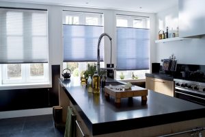 Ventanas de cocina con cortinas plisadas