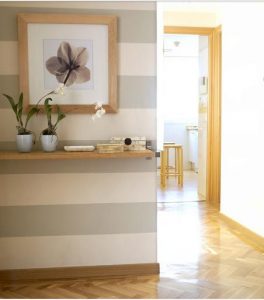 Cómo decorar recibidor con papel de rayas horizontales