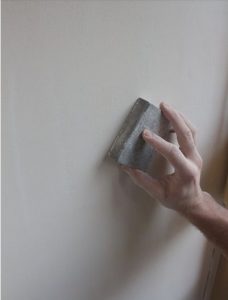 Preparación de pared para pintar en liso