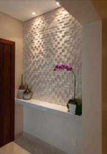 Cómo decorar recibidor con balda volada y pared de revestimiento cerámico