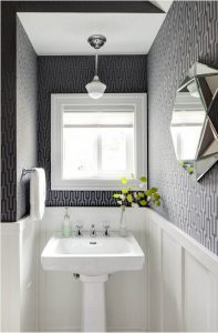 Aseo con friso de madera y papel pintado