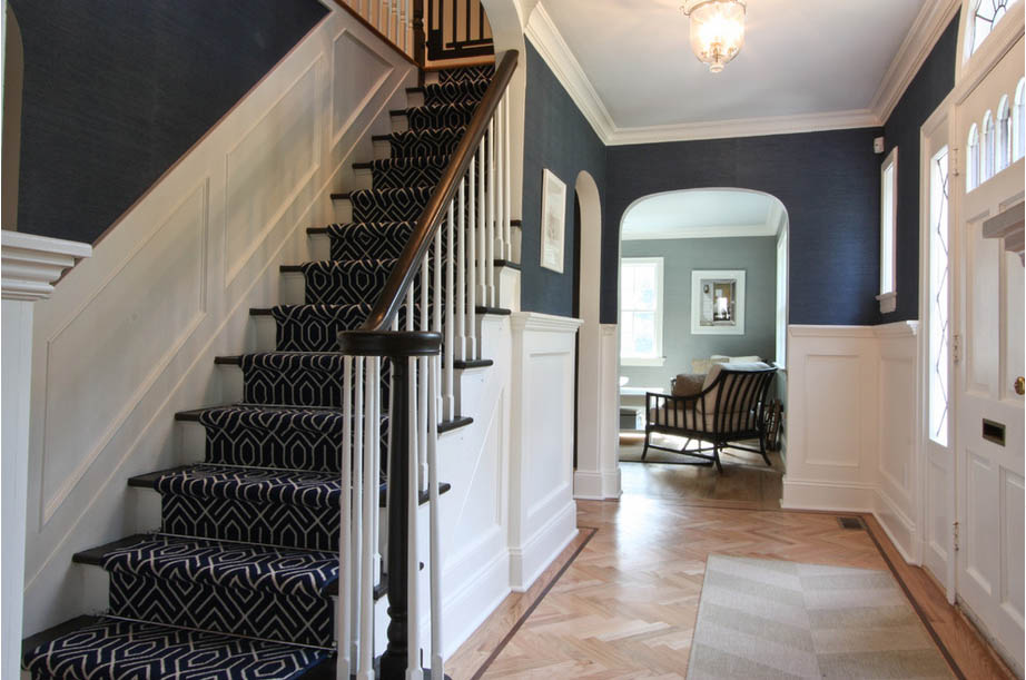 Escalera y recibidor con friso de madera