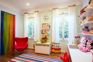 Cortinas en barra con anillas de colores en habitación infantil