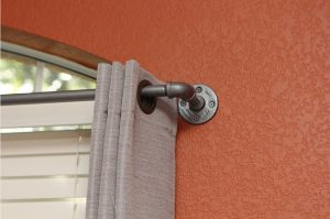 Cortinas colgadas en barra con ollado