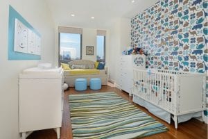 Dormitorio infantil con alfombra en tonos azules y verdes