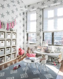 Habitación de juegos con alfombra infantil tipo jarapa en tonos grises