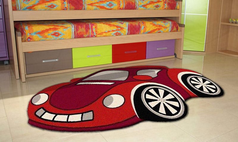 Alfombra infantil con silueta de coche recortada