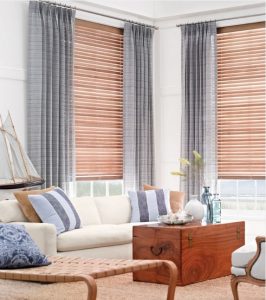 Persianas venecianas de madera combinadas con visillos en barra