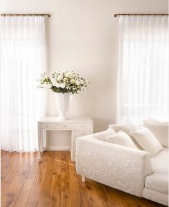 Visillos de lino en ambiente clásico