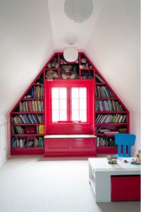 Librería infantil a medida pintada en color