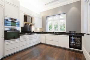 Cocina moderna con pared gris