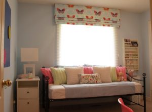 Decorar con cojines una cama de hierro forjado