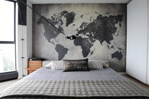 Dormitorio con fotomural de mapa mundi gris