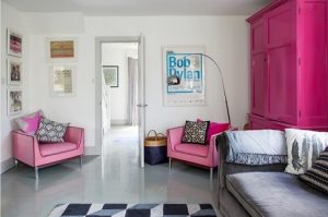 Salón vintage con decoración en gris y fucsia