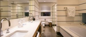 Estor plegable beige para baño