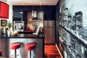 Cocina abierta al salón negra brillo con fotomural urbano nocturno