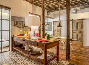 Cocina retro abierta en Loft con baldosa hidráulica
