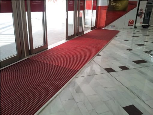Felpudos metálicos anchos con tiras de moqueta roja