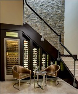 Escaleras con cava de vinos bajo el hueco
