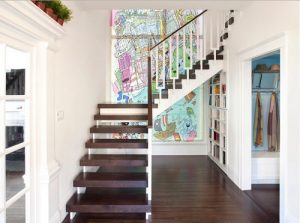 Escaleras con peldaños volados decorada con fotomural