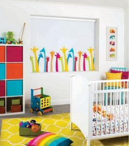 Estor enrollable infantil con siluetas de jirafas