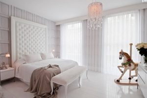Visillos con galería corrida en dormitorio blanco