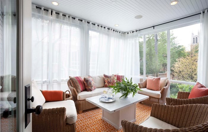 Ventanas vestidas sólo con visillos