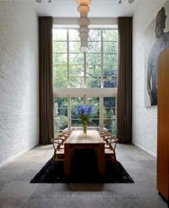 Cortinas extralargas en un loft