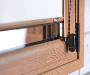 Detalle inferior de Stor-Glass para ventana oscilobatiente