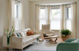 Ventanas oscilobatientes con cortinas plisadas y cortinas en barra