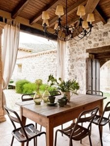 Cortinas para porche colgadas en barra con trabillas