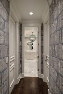 Papel pintado para pasillos llenos de puertas