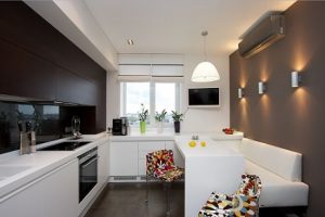 Vestir ventanas de cocina con estores plegables con toppings