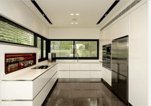 Vestir ventanas de cocina con persianas venecianas