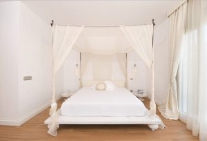 Cama con dosel sobre estructura de forja