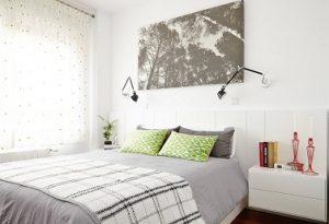 Visillos con topos verdes en dormitorio moderno