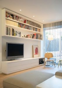Cortinas verticales para salón con salida a jardín