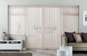 Cortinas verticales para salón de estilo minimalista