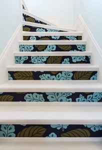 Escaleras con papel pintado en escalones