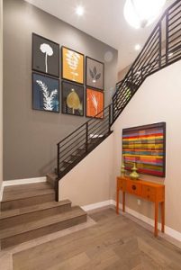 Escaleras con papel pintado liso