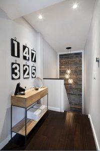 Frente de escaleras con papel textura madera