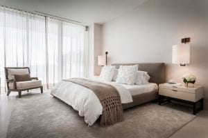 Visillos blancos colgados en barra para dormitorio romántico
