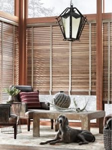 Persianas venecianas de madera con cinta decorativa