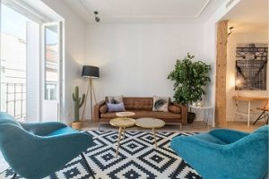 Alfombra vinílica resistente para salón con estampado geométrico