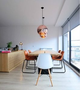 Estores salón moderno con tejido por detrás del tubo