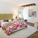 Alfombra beige de pelo medio en dormitorio femenino