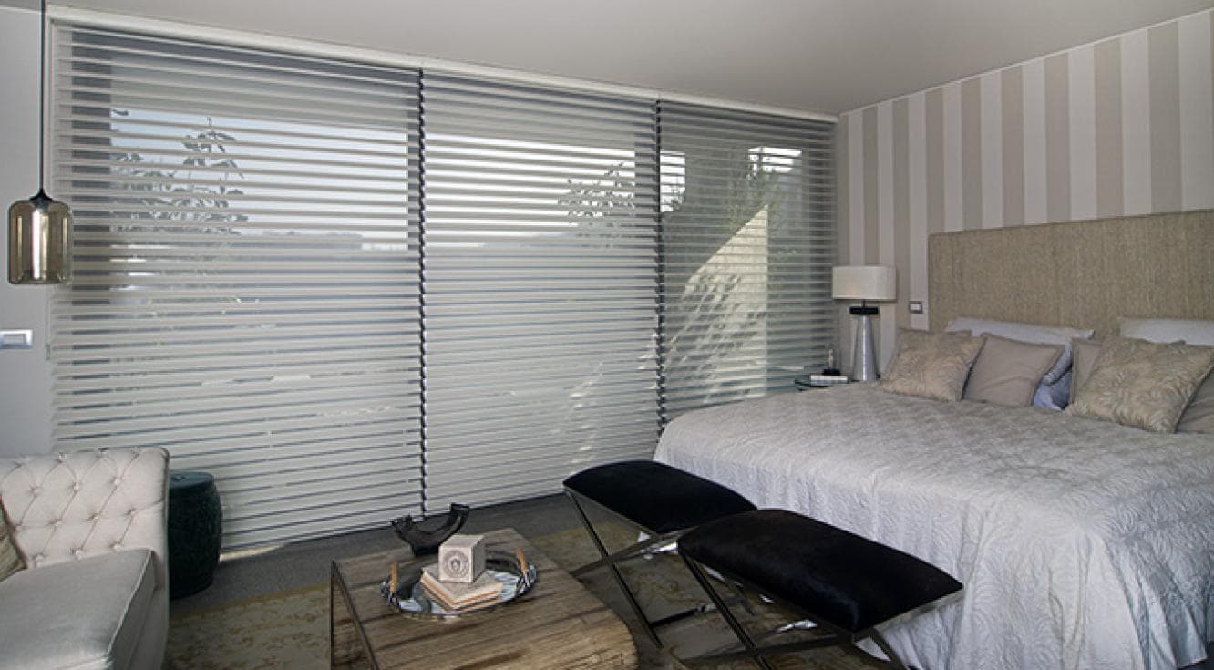 Cortinas Silhouette Color blanco en dormitorio