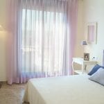 Visillo dormitorio coordinado con cabecero