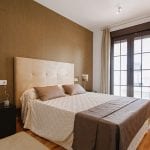 cortinas de tela sobre barra en dormitorio