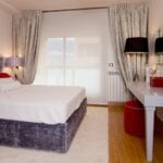 Estor con caídas en dormitorio